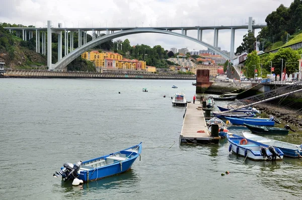 Petits bateaux de pêche sur la rivière Douro — Photo