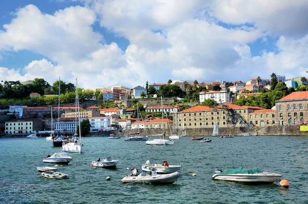 Muitos barcos de recreio no rio Douro — Fotografia de Stock