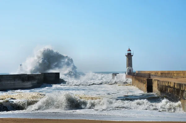 Fuertes olas golpeando la costa —  Fotos de Stock