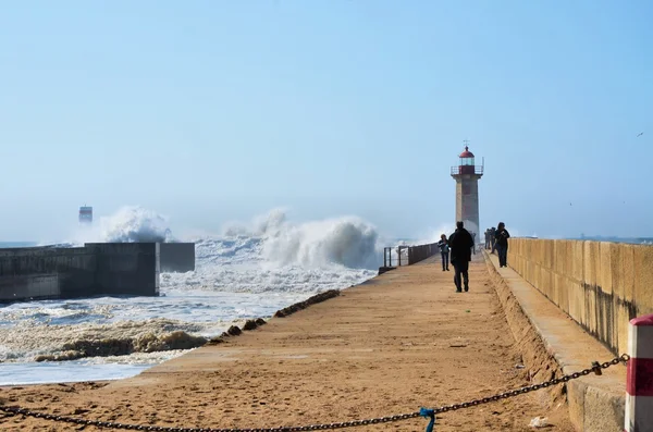 Ondas fortes atingindo a costa — Fotografia de Stock