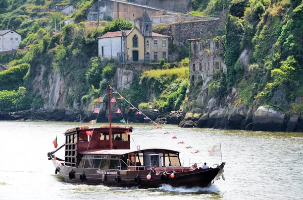 Traditionelles Kreuzfahrtschiff im Fluss Douro — Stockfoto