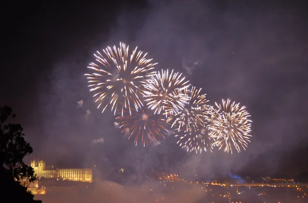 Fuegos artificiales sobre el río — Foto de Stock