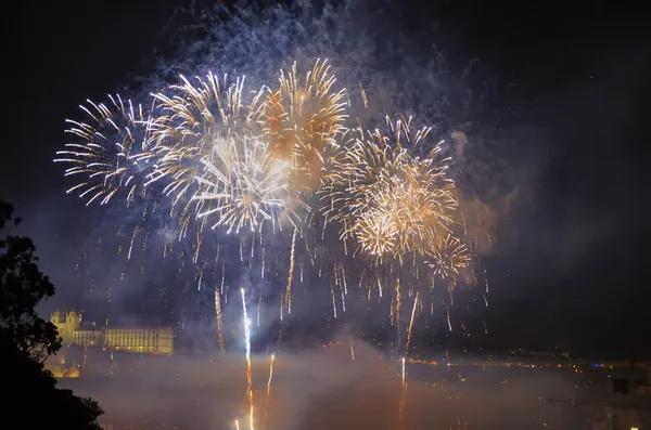 Fuegos artificiales sobre el río — Foto de Stock