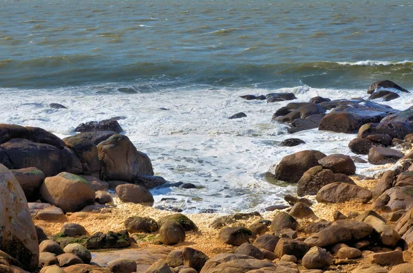 Sea, foam and rocks — Stock Photo, Image