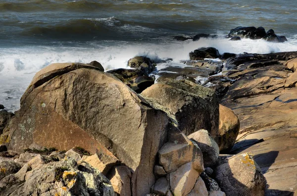 Big waves crashing against the coastal rocks — Stock Photo, Image