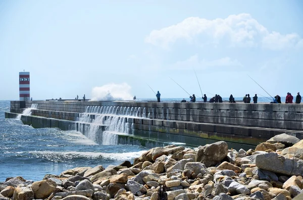 Pescadores no cais — Fotografia de Stock