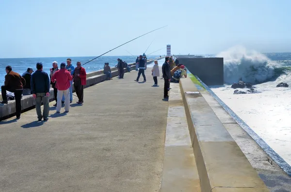 Pescadores no cais — Fotografia de Stock