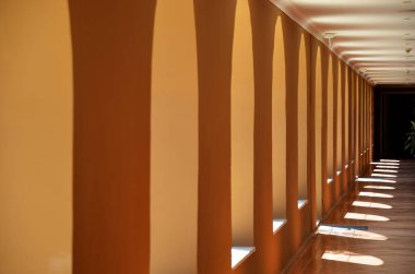 Geometrik efektler oluşturan pencereli koridor