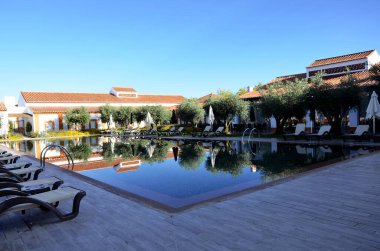 Otel havuzundaki yansımalar.