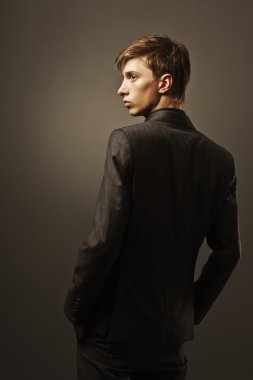 iş kıyafeti koyu arka plan üzerinde yakışıklı adam