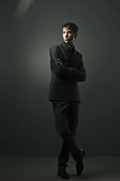 Hombre guapo en un traje de negocios sobre un fondo oscuro Imágenes De Stock Sin Royalties Gratis