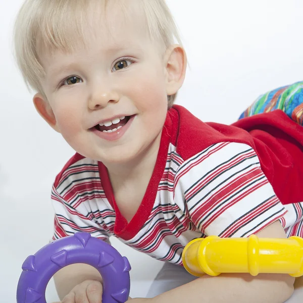 Porträt eines fröhlichen, schönen kleinen Jungen isoliert auf weißem Hintergrund — Stockfoto