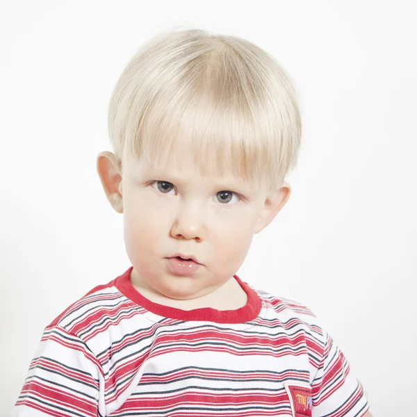 幸せなうれしそうな美しい少年の白い背景で隔離の肖像画 ロイヤリティフリーのストック写真