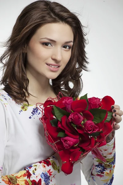 Hermosa chica con un regalo en el día de San Valentín Imagen De Stock