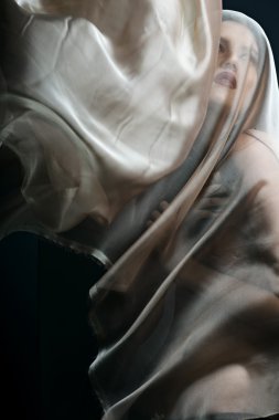 güzel bir kız ile bir ince rakam ve büyüyen kumaş