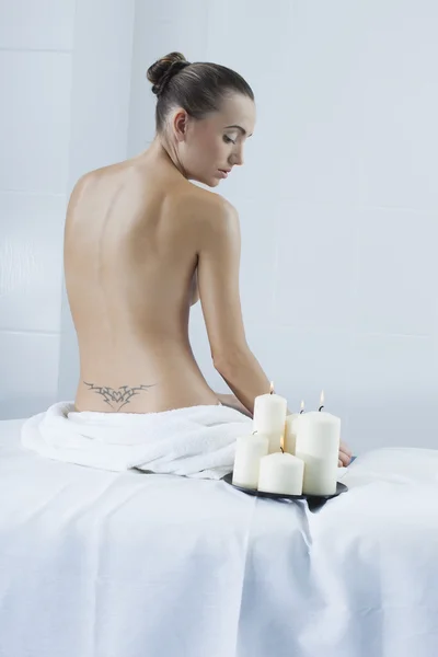 Mooie vrouw in een medische schoonheidscentrum op massagetherapie — Stockfoto