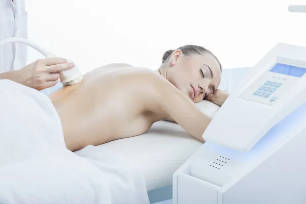 Vacuüm massage procedure in de medische schoonheidscentrum — Stockfoto