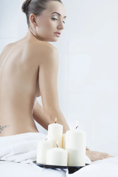 Schöne Frau in einem medizinischen Schönheitszentrum auf Massagetherapie — Stockfoto