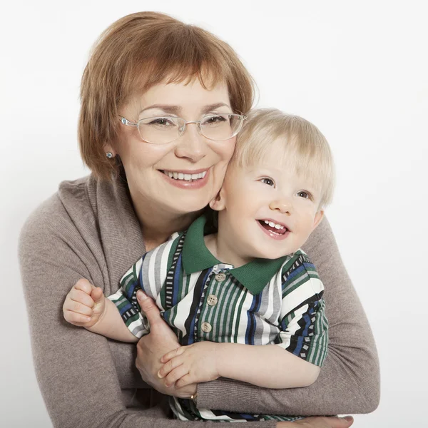 Bella ridendo bambino tra le braccia di sua nonna — Foto Stock