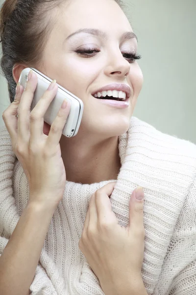 Bela menina sorridente falando ao telefone Fotos De Bancos De Imagens Sem Royalties