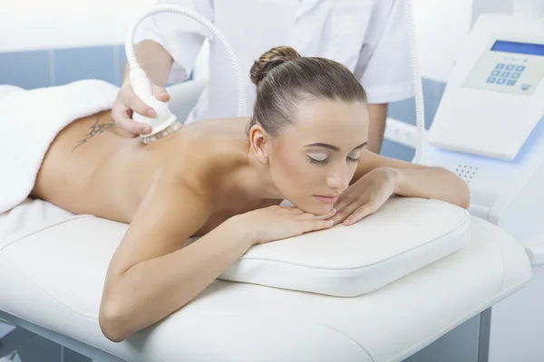 Vakuum massage förfarande i medicinsk skönhetssalongen Stockbild