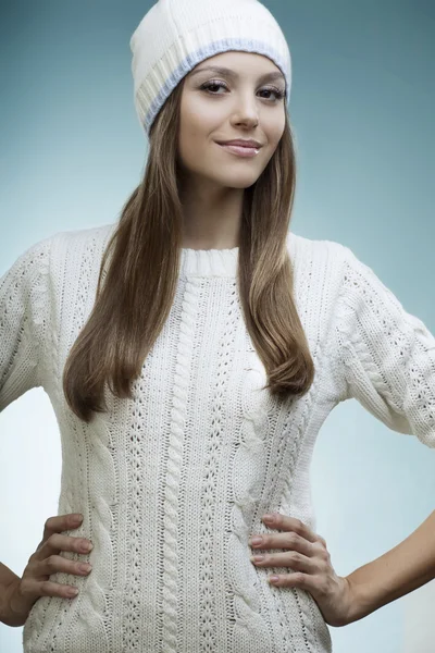 Bella ragazza sorridente in un maglione caldo Foto Stock