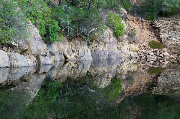 Vodní reflexe skály — Stock fotografie