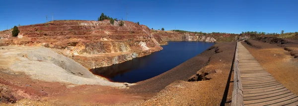 Mérgezett tó, nyílt-pit bánya — Stock Fotó