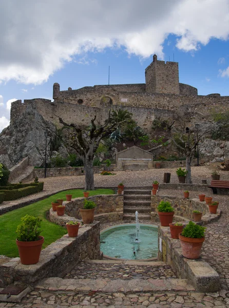 Marvao tuin fontein en kasteel — Stockfoto