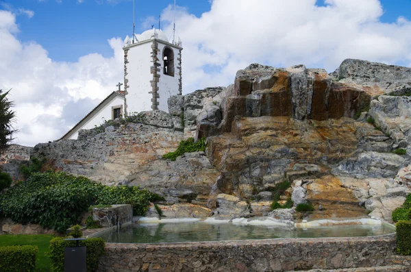 Wasserfall vor der Kirche — Stockfoto