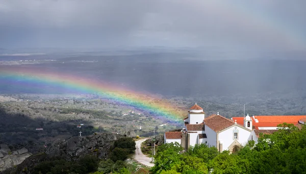 Rainbow, regn och kyrkan — Stockfoto