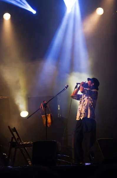 Yoshito, leider van de mondharmonica crèmes, op het podium — Stockfoto