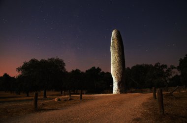 taş anıt gece yaktı