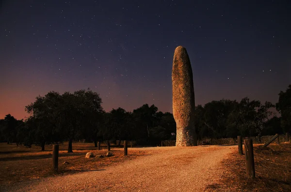 Menhir bei Mondschein — Stockfoto