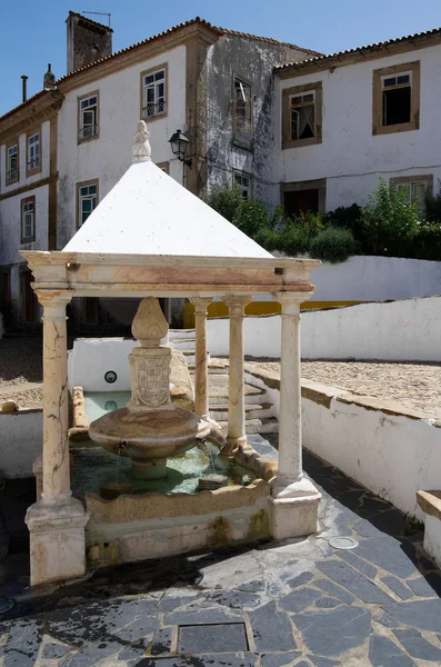 Fontana del villaggio Foto Stock Royalty Free