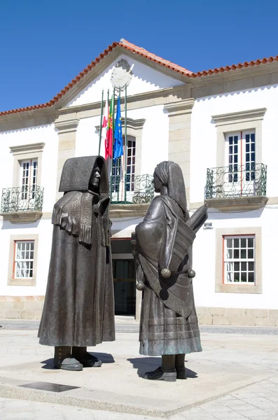 Traditionella kläder bronzestatues — Stockfoto