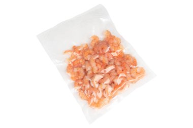 Beyaz arka planda izole edilmiş plastik bir vakum torbasındaki karidesler. Süpürge ambalajlı yiyecekler.