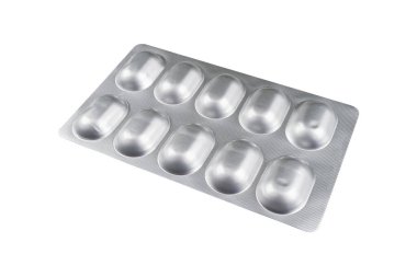 Beyaz arka planda izole edilmiş gümüş kabarcık ambalaj içinde Macro shot tablet yığını. Alüminyum folyo su topladı. Eczane ürünleri. İlaç hapları ve uyuşturucular kapanıyor. Sağlık hizmetleri. Haplar arka plan