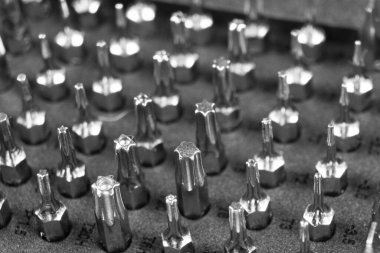 Makro çekim mekaniği aracı doku arka planını ayarladı. Makro çekim mekanik alet çantası kalıbı. Bir takım alet edevat ve ıvır zıvır. Tornavida metal parçaları. Başı farklı boyutlarda altıgen sürücü
