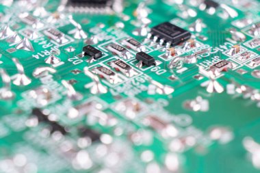 Devre panosunun mikro çipli ve elektronik parçalı makro görüntüsü. Bilgisayar donanım teknolojisi. Entegre iletişim işlemcisi. Bilgi mühendisliği. Yarı iletken. PCB. Yakın çekim.