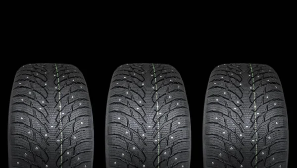 겨울에 타이어 겨울용 자동차 타이어는 배경에 분리되어 타이어 후견인닫습니다 스퀘어 — 스톡 사진