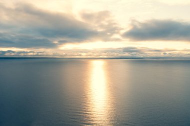 Deniz üzerindeki hava manzaralı bulutlar. İnsansız hava aracı görüntüsü. Üst hava manzarası bulutlu. Bulutların dokusu. Yukarıdan bak. Bulutların üstünde gün doğumu ya da gün batımı. Havadan okyanus arkaplanı