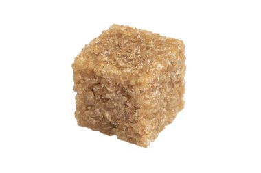 Kahverengi, işlenmemiş şeker küpü beyaz arka planda izole edilmiş. Macro shot rafine şeker küpü izole.