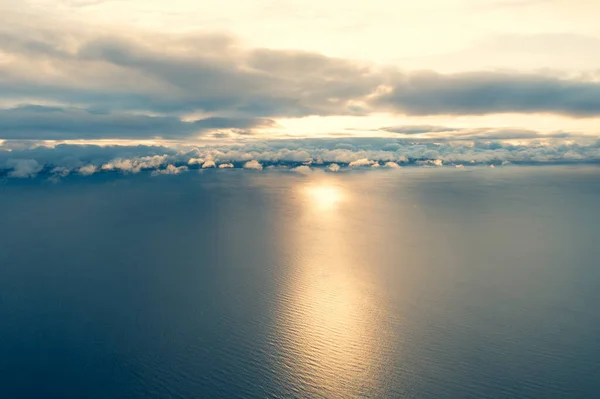 공중에서 구름이 바다를 내려다 봅니다 드론에서 공중에서 위에서는 수있다 구름의 — 스톡 사진