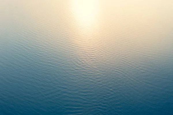 透明な海の水のテクスチャの空中ビュー 自然青の背景からの眺め 青い水の反射 日没の青い海の波 夏の海 トップ表示 — ストック写真