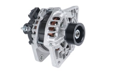 Güç jeneratörü beyaz arkaplanda izole edildi. Şaftı izole edilmiş yeni bir araba jeneratörü. Otomotiv gücü alternatörü. Araba servisi veya bakım için yedek parça