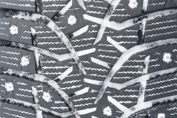 冬はタイヤの背景をちりばめた 冬の車のタイヤ雪のテクスチャの背景 タイヤスタックの背景 タイヤプロテクター表面 正方形の強力なスパイク ブラックスタッダブル冬タイヤのプロフィール — ストック写真