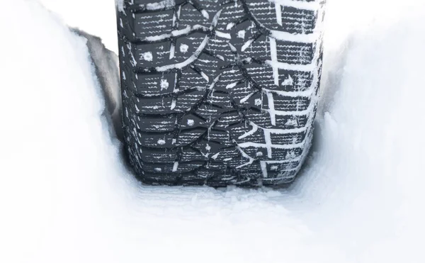 雪地里的车胎关上了 雪地上的车辙雪地里的汽车痕迹 冬天的轮胎冬季路上被雪覆盖的轮胎 冬季道路安全概念 — 图库照片
