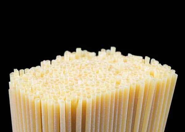 Ongekookte Gedroogde Spaghetti Pasta Geïsoleerd Zwarte Achtergrond Met Clipping Pad — Stockfoto