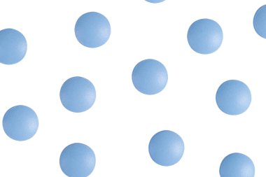 Beyaz arka planda izole edilmiş yuvarlak mavi ilaç tabletleri yığını. İlaç hapları ve tabletler kırpma yolu ile beyaz arkaplanda izole